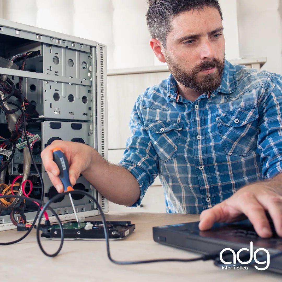 Tecnico durante un intervento di assistenza su un computer
